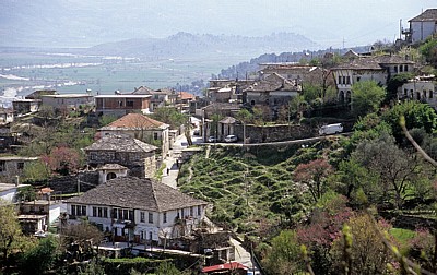 Blick von der Burg auf die Stadt und das Hinterland - Gjirokastra