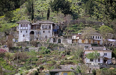 Blick von der Burg auf die Altstadt an den Hängen des Mali i Gjerë - Gjirokastra