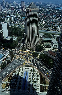 Blick von der Skybridge der Petronas Towers: Menara Public Bank - Kuala Lumpur