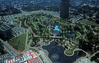 Blick von der Skybridge der Petronas Towers: KLCC Park - Kuala Lumpur