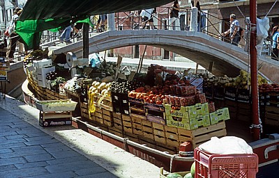 Obst und Gemüse werden direkt vom Boot verkauft - Venedig