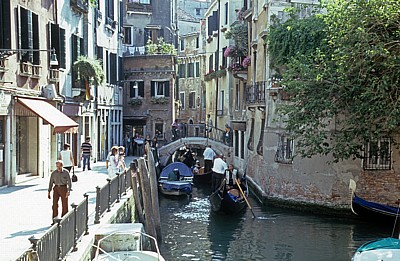Gondeln auf einem Seitenkanal - Venedig