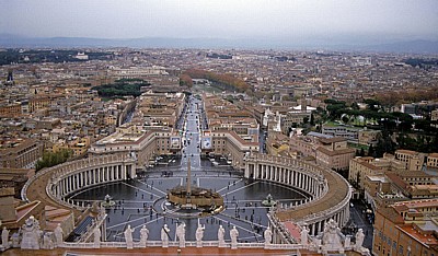 Petersdom: Blick von der Kuppel auf den Petersplatz und die Via della Conciliazione - Vatikan