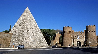 Pyramide des Caius Cestius und Porta San Paolo - Rom
