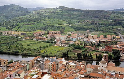 Blick vom Castello Malaspina (Serravalle): Kathedrale dell' Immacolata (rechts), Fiume Temo - Bosa