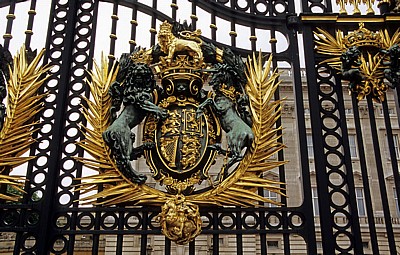 Buckingham Palace: Emblem am Tor - London