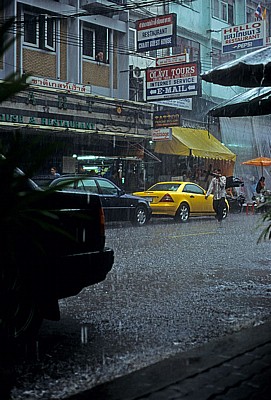 Khaosan Road im Regen - Bangkok