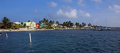 Blick auf die Häuser am Strand - Caye Caulker
