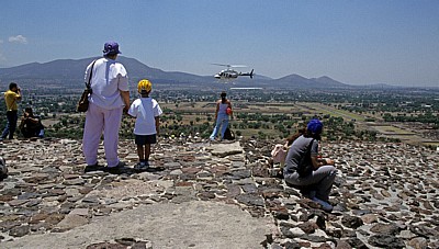 Auf der Pirámide del Sol (Sonnenpyramide) in Augenhöhe mit einem Hubschrauber - Teotihuacán