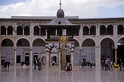Omayyaden-Moschee: Blick über den Sahn (Hof) auf den Brunnen für Waschungen - Damaskus
