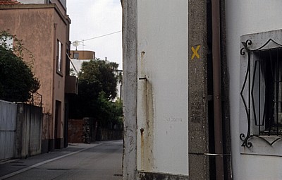 Jakobsweg (Caminho Português): Das gelbe Kreuz zeigt an, daß dies eine Sackgasse ist - Distrito de Porto