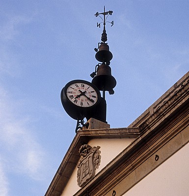 Hausgiebel mit Uhr und Glocken - Valença