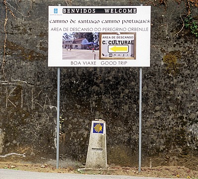 Jakobsweg (Caminho Português): Hinweisschild (u.a. für eine Bar) - Orbenlle