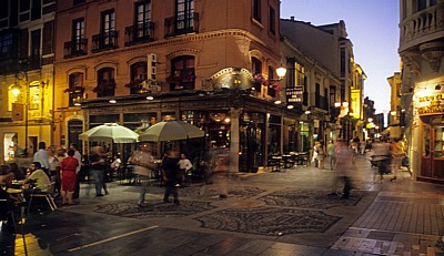 Altstadt: Calle del Conde Luna / Calle de Cervantes bei Nacht - León