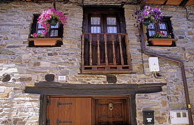Jakobsweg (Camino Francés): Fassade eines Wohnhauses  - El Acebo