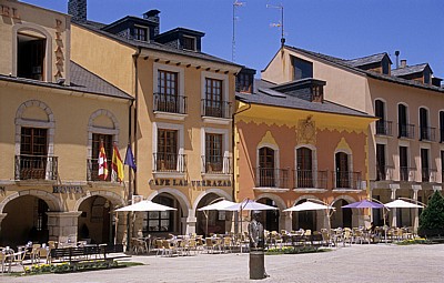 Jakobsweg (Camino Francés): Plaza del Ayuntamiento - Cafés - Ponferrada