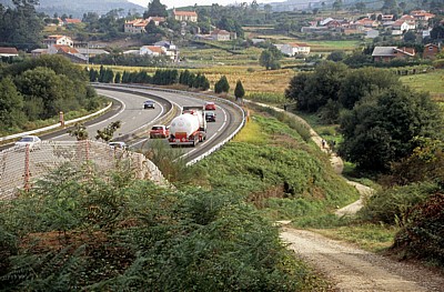 Jakobsweg (Caminho Português): Auf dem Weg nach O Pino – Pilger neben der A 9 - Galicia