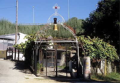 Jakobsweg (Caminho Português): Wohnhaus mit diversen Pilgersymbolen - Ponte Río Sar
