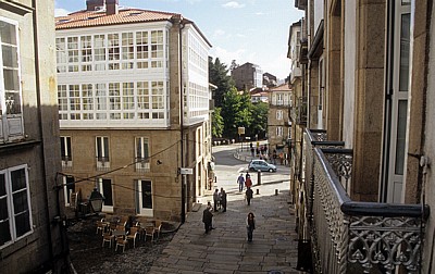 Altstadt: Rúa das Casas Reais mit der Porta do Camiño - Santiago de Compostela