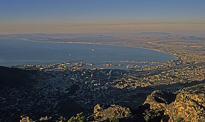 Blick vom Tafelberg auf die Stadt und den Hafen - Kapstadt