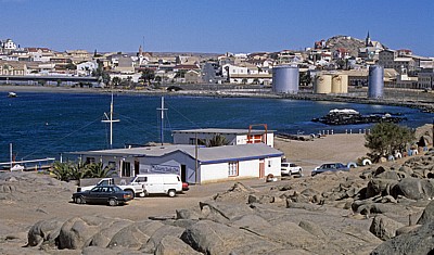 Blick von der Haifischinsel auf den Roberthafen und den Ort Lüderitz - Lüderitz