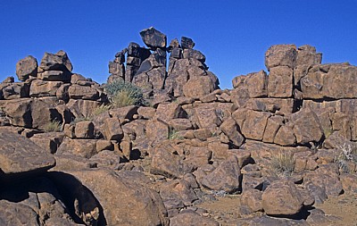 Spielplatz der Riesen: Dolerit-Felsen (im oberen Bereich mit Wüstenlack überzogen) - Karas