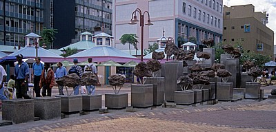 Post Street Mall: Meteoriten-Denkmal (Teile des Gibeon-Meteoriten) - Windhoek