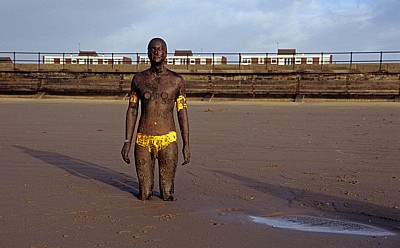 Kunstinstallation: Another Place (Antony Gormley) - Figur mit aufgemalter Badehose - Crosby