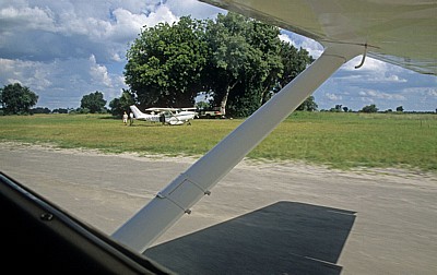 Kwara-Landebahn: Cessna 206 beim Start - Blick auf eine Cessna 206 - Okavango-Delta