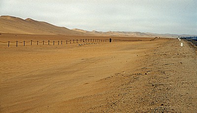 Straße Swakopmund - Walvis Bay: Sanddünen direkt an der B2 - Namib