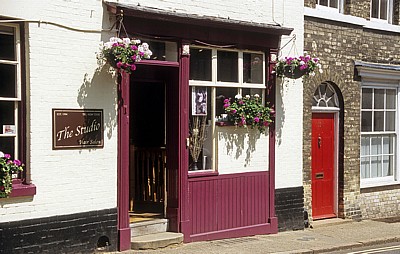 Churchgate Street: Geschäft mit Blumenschmuck - Bury St Edmunds