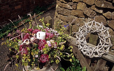 Castle Cottage: Blumengesteck mit Kerze - Oakham
