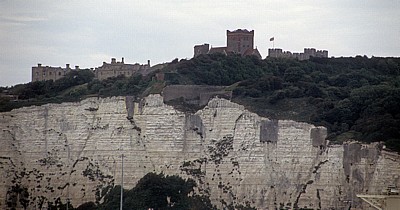 Fähre Dover - Dünkirchen: Blick von der Fähre auf die White Cliffs (Kreidefelsen) mit Dover Castle (Burg) - Dover
