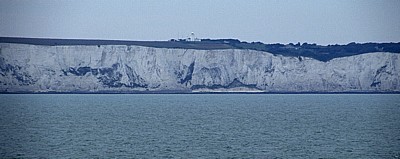 Fähre Dover - Dünkirchen: Blick von der Fähre auf South Foreland Lighthouse (Leuchtturm) auf den White Cliffs (Kreidefel - Kent