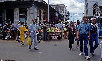 Brabant Street: Straßenmarkt (Obst) - Port Louis