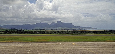 Sir Seewoosagur Ramgoolam International Airport of Mauritius (Plaisance): Blick auf Montagne Bambous (Mont Camizard, Ber - Plaine Magnien