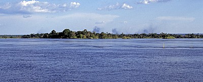 Blick über den Zambezi auf die Viktoriafälle / Mosi oa Tunya (der donnernde Rauch) - Victoria Falls National Park