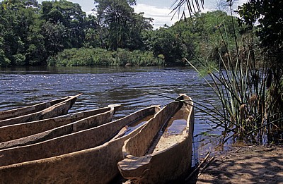 Jungle Junction: Mekolos (Einbäume) am Ufer des Zambezis   - Bovu Island