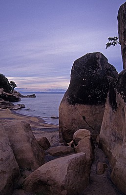 Livingstonia Beach: Blick zwischen den Felsen durch auf den Malawisee - Senga Bay