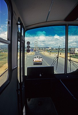 Blick aus dem Bus auf die EN 103 und die Ponte Samora Machel (Brücke) - Tete