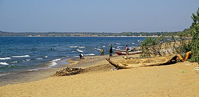 Menschen am Strand des Malawisees - Nkhotakota