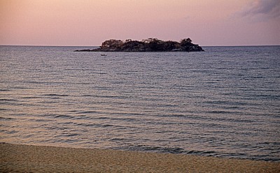Malawisee: Kande Island (Insel) im Morgenlicht - Kande Beach