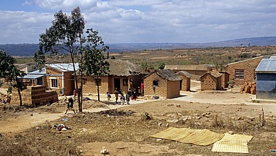 Bewohnern vor ihren Häusern - Mbeya