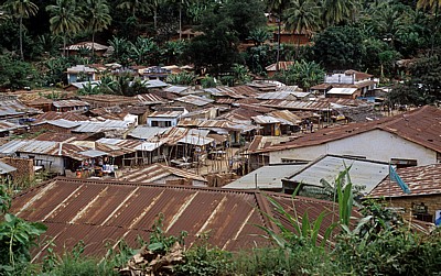 Häuser mit Wellblechdächern - Matombo