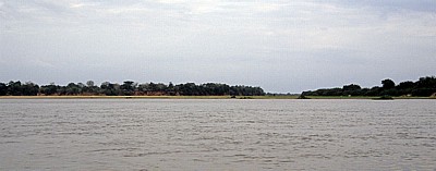 Blick von der Flußmitte auf den (Steil-)Uferbereich - Rufiji