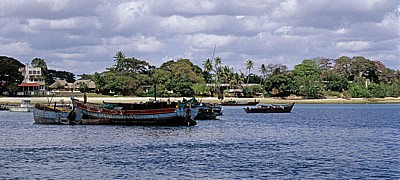 Fähre Kigamboni - Kivukoni: Boote im Hafen  - Daressalam