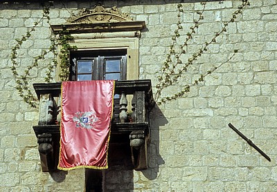 Stari Grad (Altstadt): Stadtpalast Palata Drago - Balkon mit Flagge - Kotor