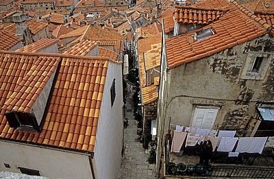 Stari Grad (Altstadt): Blick von der Stadtmauer - Gasse - Dubrovnik