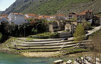 Stari Grad (Altstadt): Blick von der Stari most (Alte Brücke) auf kriegsbeschädigte Häuser - Mostar