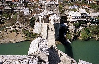 Stari Grad (Altstadt): Stari most (Alte Brücke) mit dem Kule Halebija (Turm Halebija) über den Fluß Neretva - Mostar